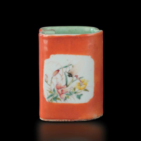 Portapennelli in porcellana con scene naturalistiche entro riserve su fondo arancione, Cina, Repubblica, XX secolo