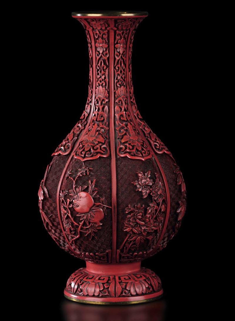 Vaso a bottiglia in lacca con decori floreali e soggetti naturalistici entro riserve, Cina, Dinastia Qing, epoca Jiaqing (1796-1820)  - Asta Fine Chinese Works of Art - Cambi Casa d'Aste