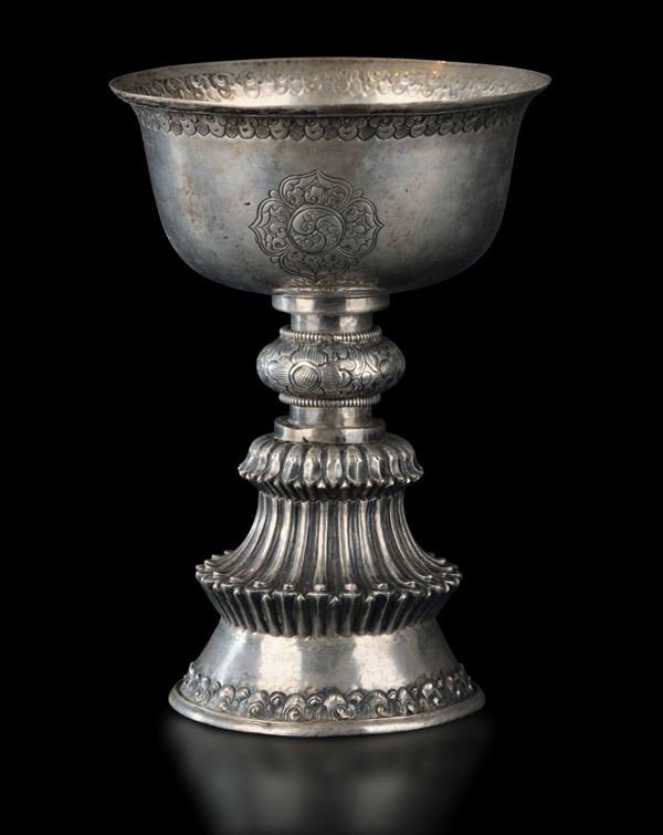 Coppa in argento sbalzato e cesellato con impugnatura sagomata e decori incisi, Tibet, XVIII secolo