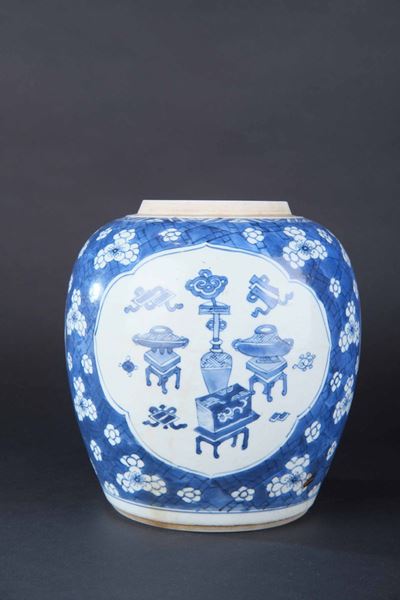 Potiche in Porcellana Bianca e Blu con Decori Floreali e Soggetti Naturalistici Entro Riserve Sag...