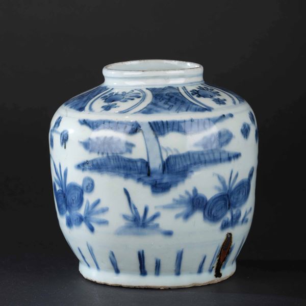 Giara in porcellana bianca e blu con soggetti naturalistici e decori floreali entro riserve, Cina, Dinastia Qing, epoca Shunzhi (1644-1661)