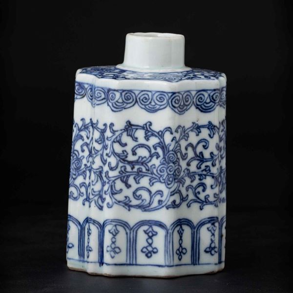 Porta thè in porcellana bianca e blu con decori a racemi, Cina, Dinastia Qing, epoca Qinalong (1736-1796)