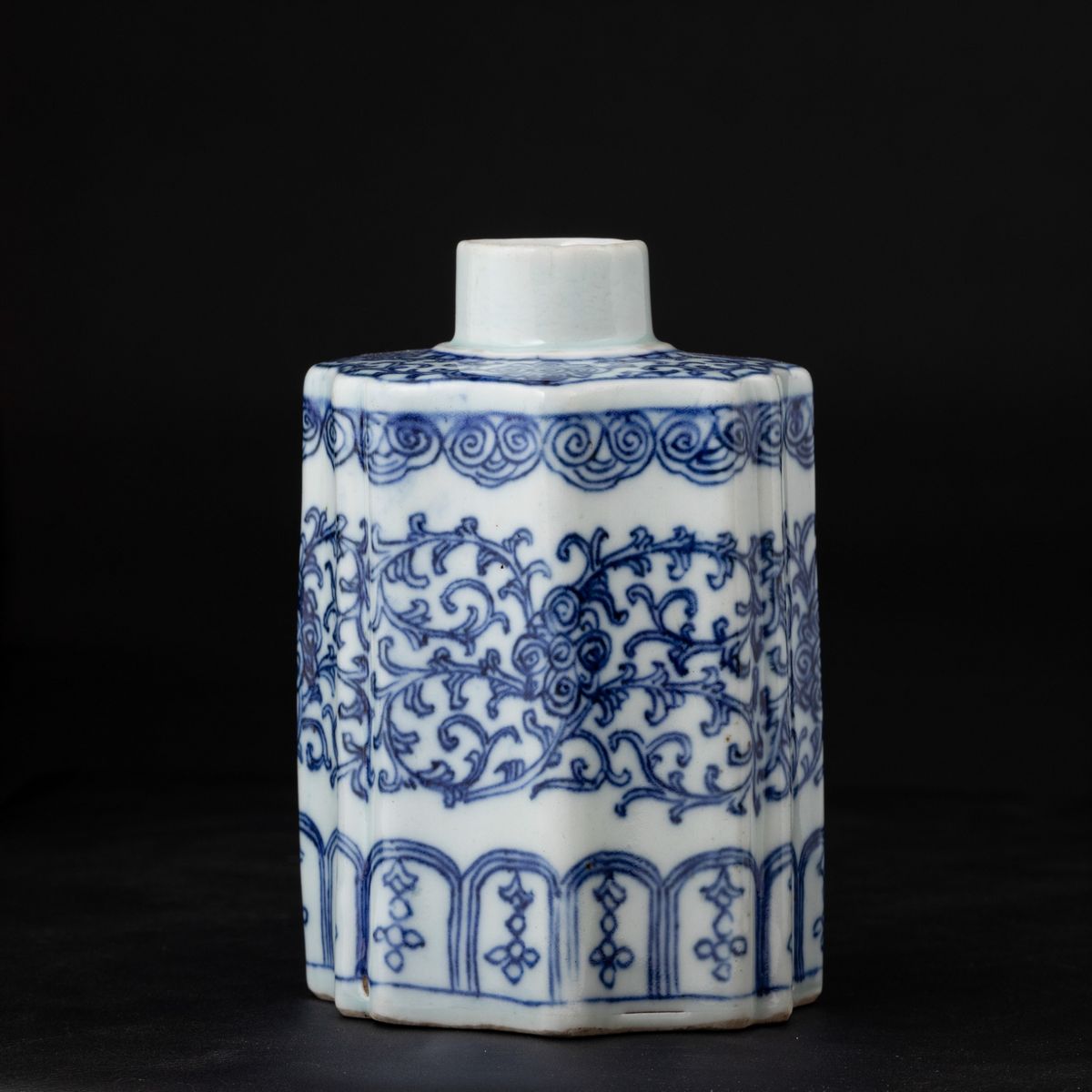 Porta Thè in Porcellana Bianca e Blu con Decori a Racemi, Cina, Dinastia Qing, Epoca Qianlong (17...