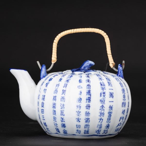 Teiera a foggia di zucca in porcellana bianca e blu con iscrizioni, Cina, Dinastia Qing, XIX secolo