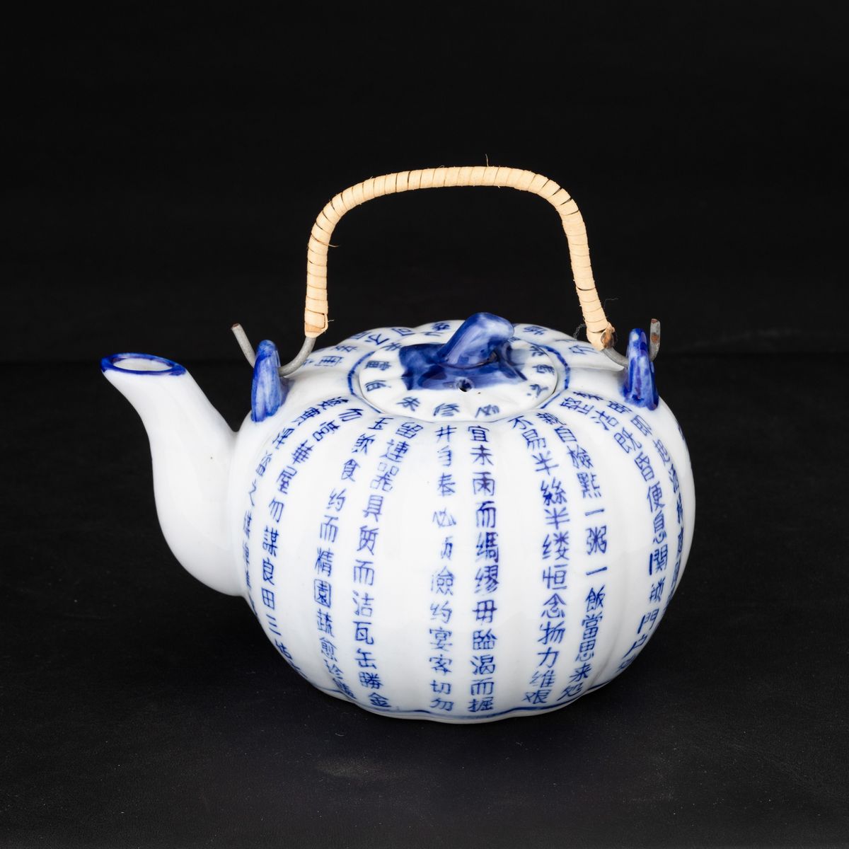 Teiera a Foggia di Zucca in Porcellana Bianca e Blu con Iscrizioni, Cina, Dinastia Qing, XIX Seco...