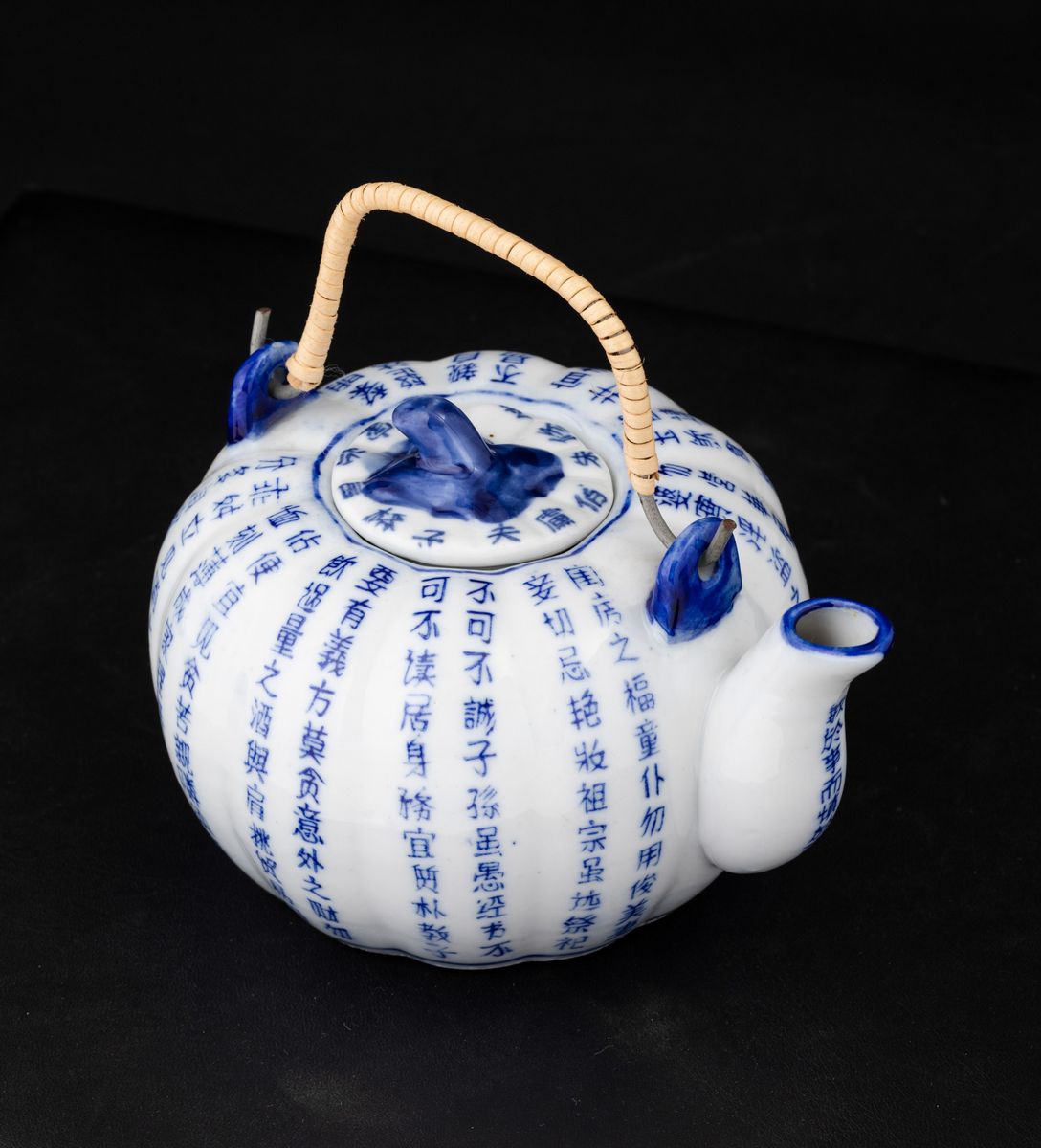 Teiera a Foggia di Zucca in Porcellana Bianca e Blu con Iscrizioni, Cina, Dinastia Qing, XIX Seco...