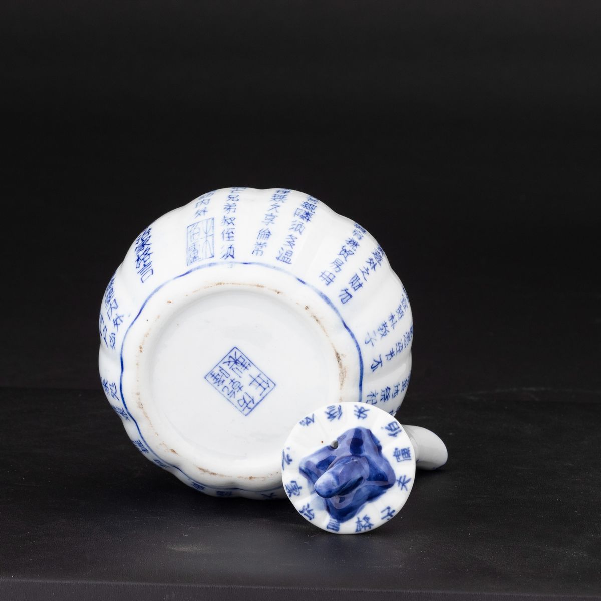 Teiera a Foggia di Zucca in Porcellana Bianca e Blu con Iscrizioni, Cina, Dinastia Qing, XIX Seco...