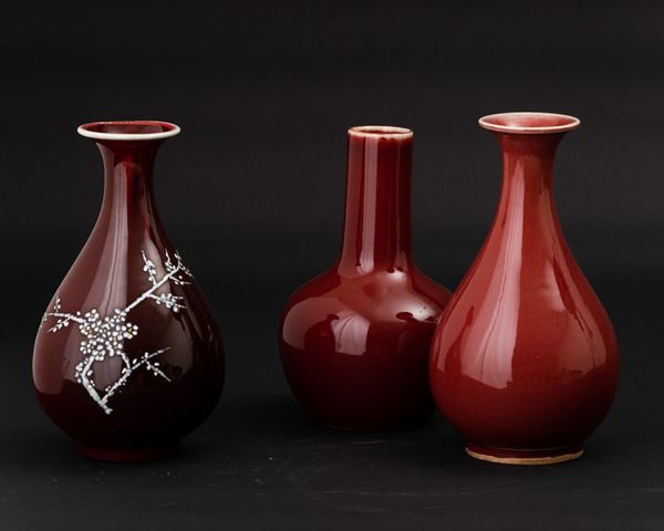 Lotto composto da tre vasi di forme diverse in porcellana monocroma color sangue di bue, Cina, XX secolo