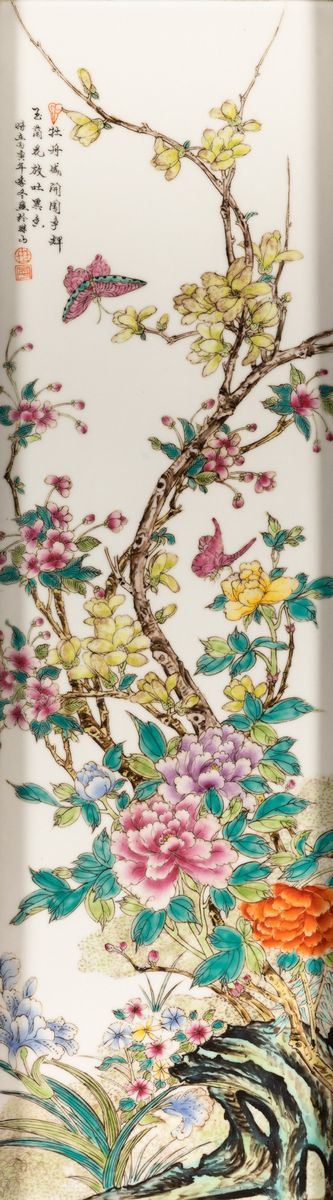 Coppia di placche in porcellana raffiguranti soggetti naturalistici raffiguranti uccellini tra rami in fiore e iscrizioni, Cina, XX secolo
