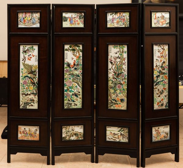 Paravento a quattro ante con placche in porcellana raffiguranti soggetti naturalistici, scene di vita comune e iscrizioni, Cina, XX secolo