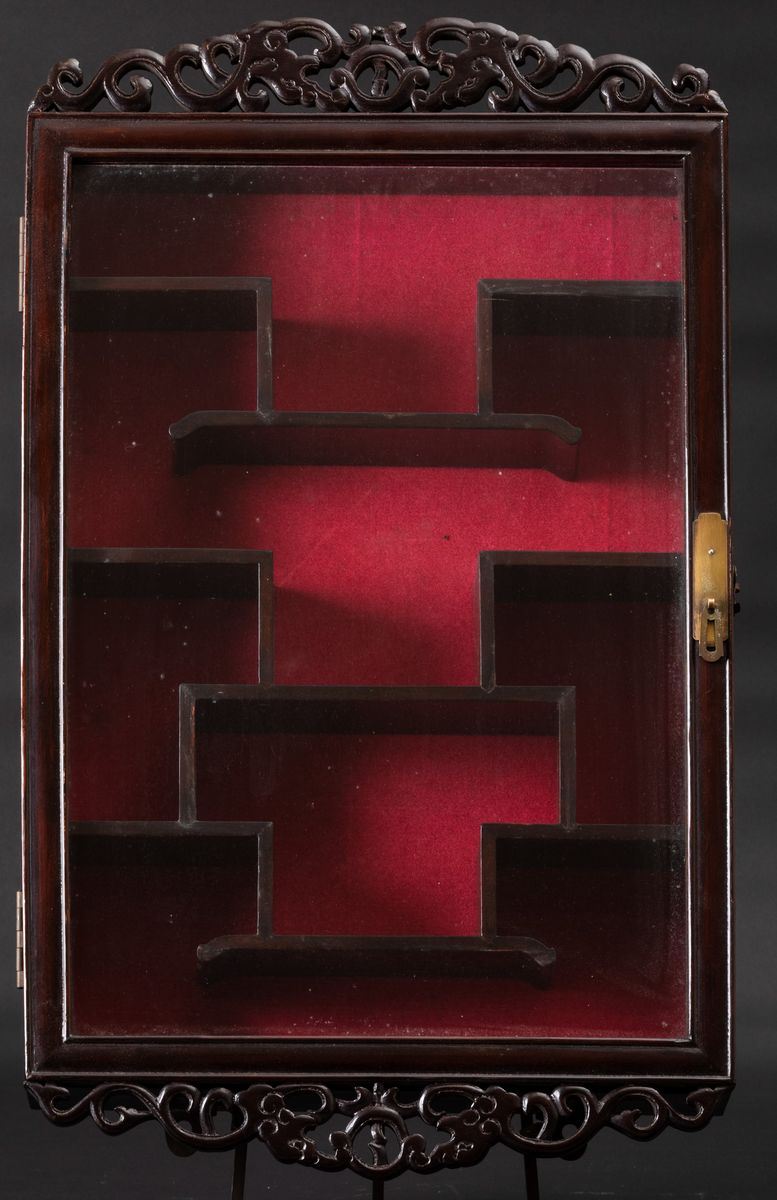Vetrinetta in legno per snuff bottles, Cina, XX secolo  - Auction Asian Art - Cambi Casa d'Aste