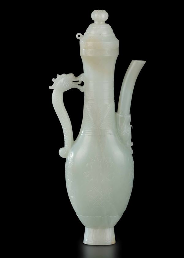 Versatoio scolpito in giada bianca con manico a foggia di drago, Cina, Dinastia Qing, epoca Qianlong  [..]