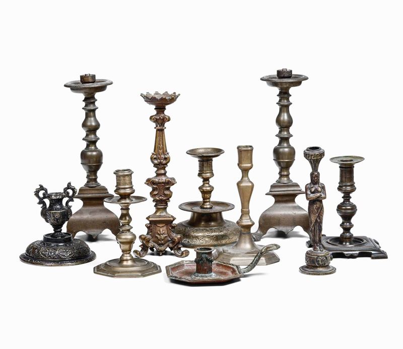 Insieme 10 candelieri in bronzo. Varie epoche e manifatture dal XVII al XIX secolo  - Auction Sculpture and Works of Art - Cambi Casa d'Aste