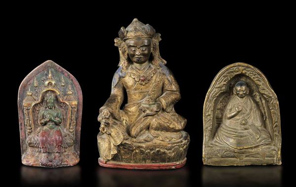 Lotto composto da tre figure in terrecotta invetriata e dorata raffiguranti divinitÃ  e monaci, Tibet, XVIII secolo
