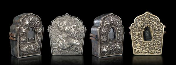 Lotto composto da quattro altari da viaggio in argento sbalzato e cesellato e in bronzo, Tibet, XVIII secolo