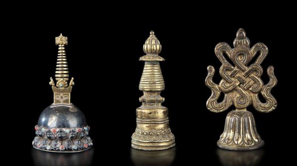 Lotto composto da stupa e due campane rituali in bronzo, argento e innesti di pietre dure, Tibet, XIX secolo