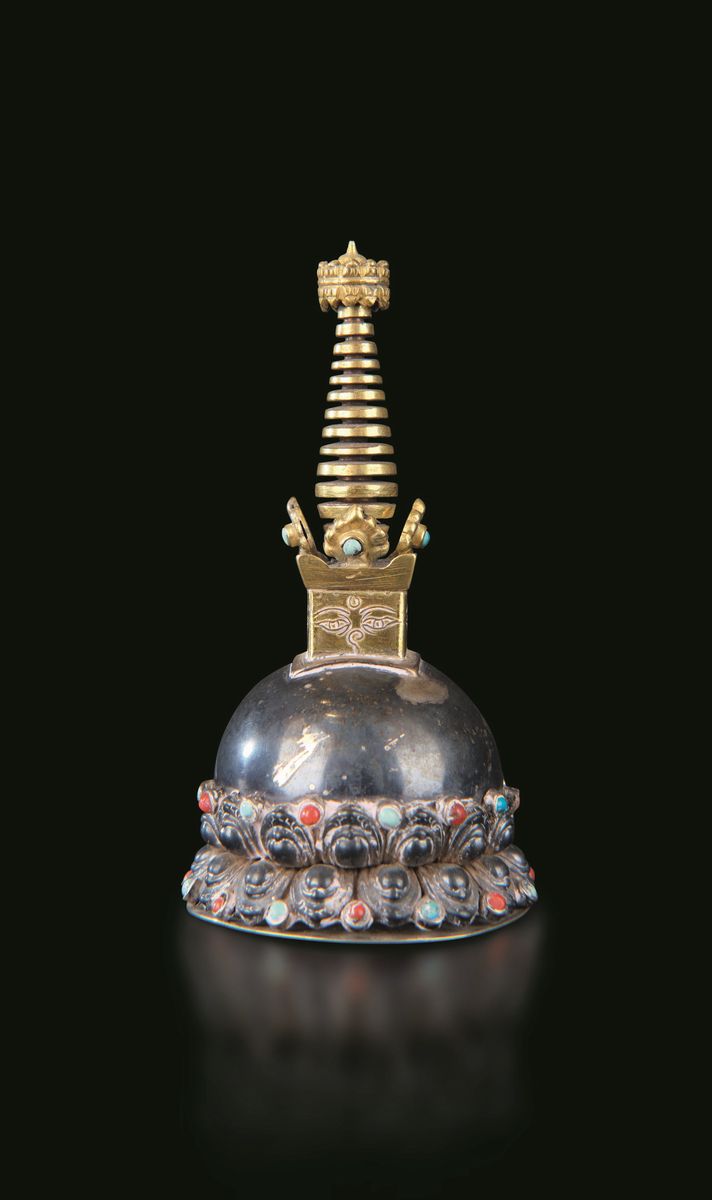 Lotto Composto da Stupa e Due Campane Rituali in Bronzo, Argento e Innesti di Pietre Dure, Tibet,...