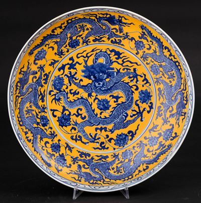 Piatto in Porcellana con Decoro a Cinque Draghi e Fiori di Loto su Fondo Giallo, Cina, XX Secolo