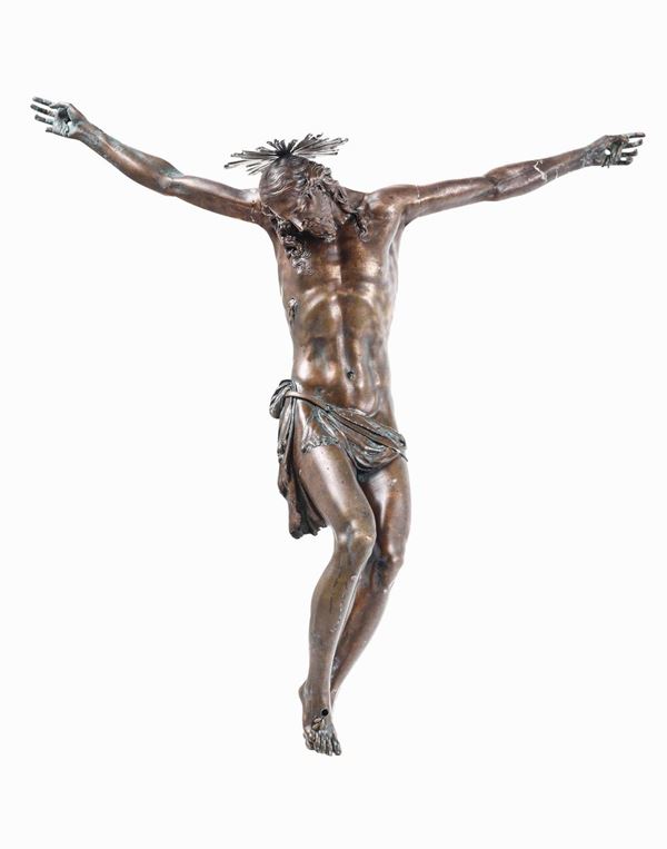 Cristo morto in bronzo fuso, cesellato e patinato. Aureola in argento sbalzato. Arte barocca italiana del XVII secolo. Ispirata ai modelli del Giambologna (1529-1608)