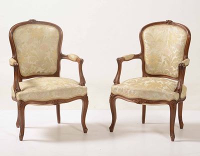 Coppia di Poltroncine in Stile Luigi XV in Legno Intagliato