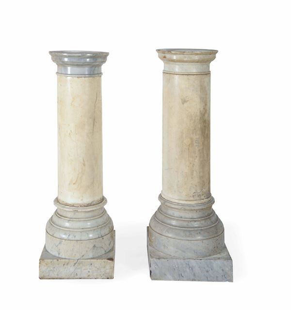 Coppia di colonne in marmo bianco