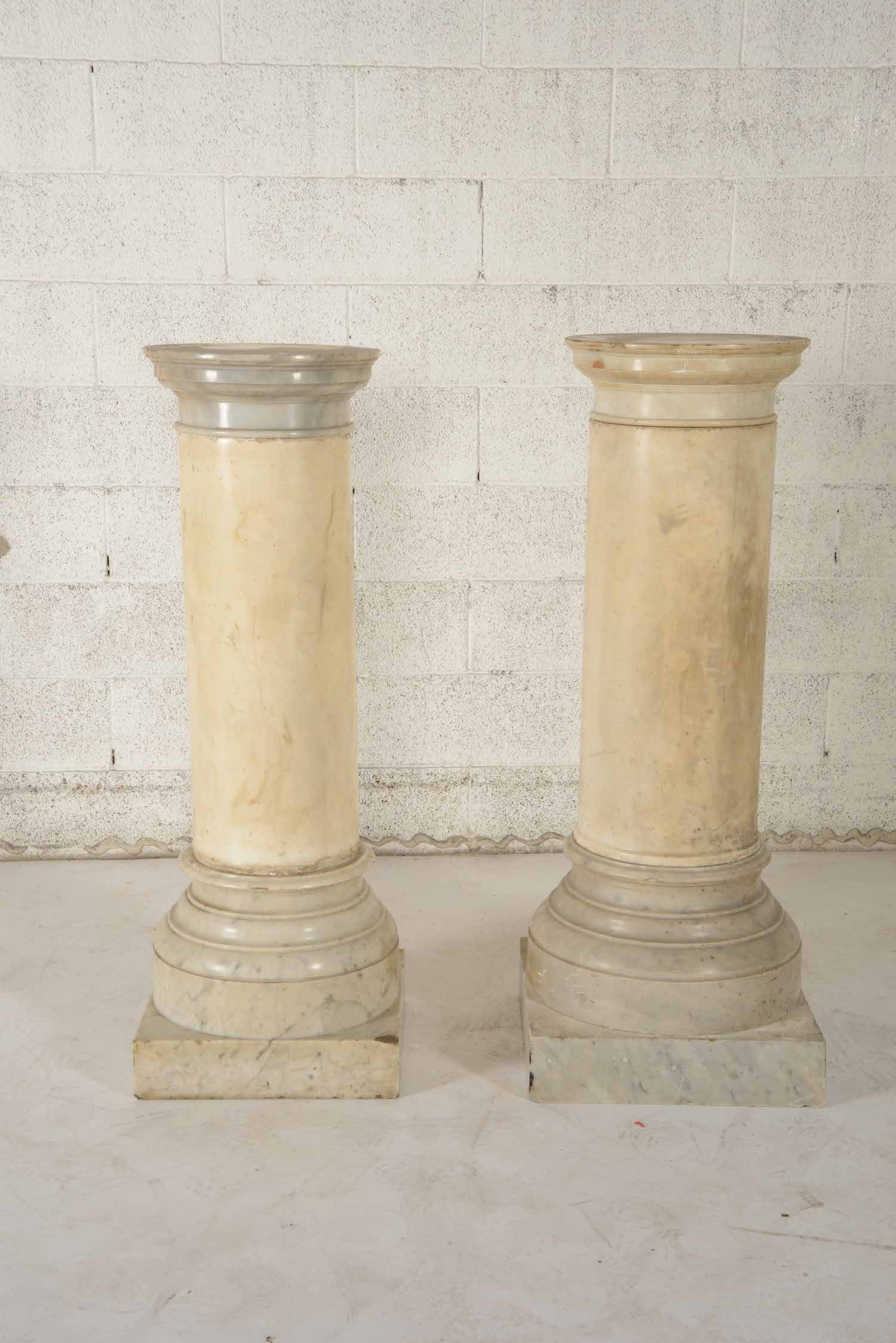 Coppia di Colonne in Marmo Bianco