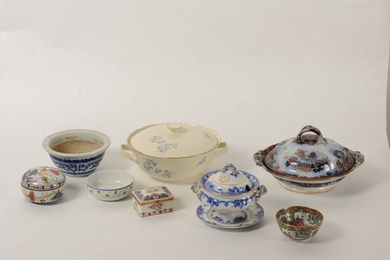 Diversi oggetti in ceramica  - Asta Maioliche, Porcellane e Vetri | Cambi Time - Cambi Casa d'Aste