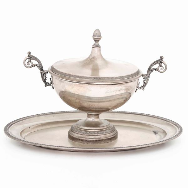 Zuppiera con vassoio in argento. Argenteria veneta del XX secolo. Argentiere Zaramella, Padova