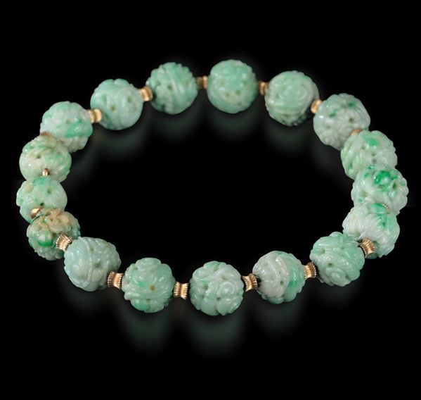 Collana con perle scolpite in giadeite con sfumature verde mela lavorate a rilievo e a traforo, Cina, inizi XX secolo