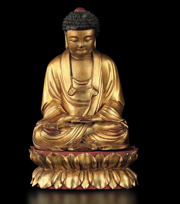 Figura di Buddha Amitayus seduto su doppio fiore di loto in legno dorato e laccato, Cina, Dinastia Qing, epoca Qianlong (1736-1796)