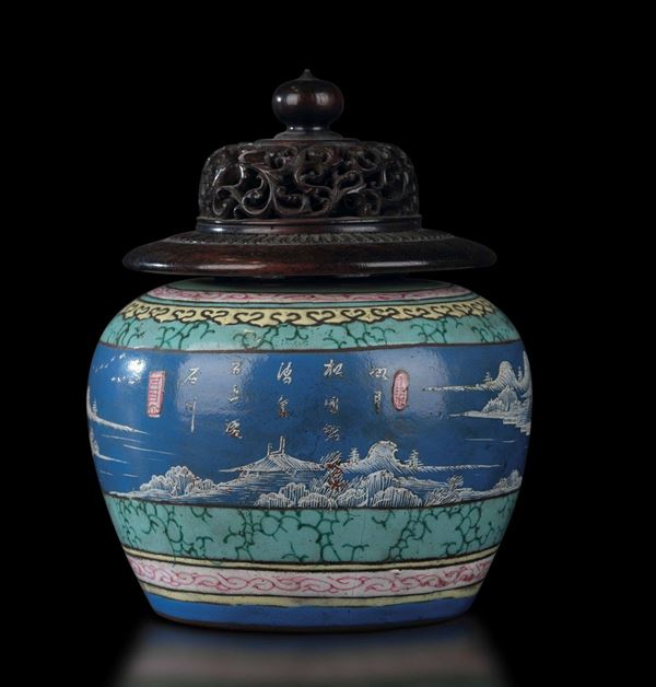 Potiche in porcellana Yixing smaltata e coperchio in legno raffigurante paesaggio con iscrizione, Cina, Dinastia Qing, XIX secolo