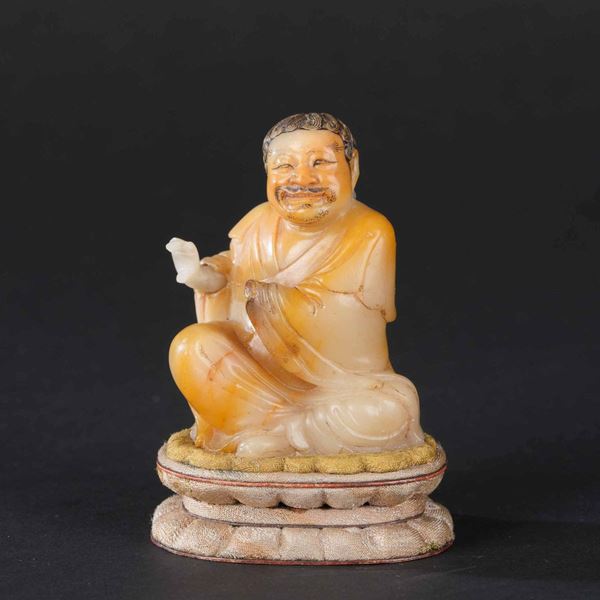 Piccola figura di immortale scolpita in saponaria, Cina, Dinastia Qing, XVIII secolo