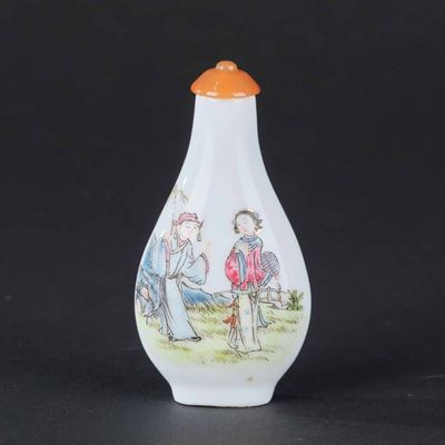 Snuff Bottle in Porcellana Raffigurante Scene di Vita Comune con Giovani, Cina, Dinastia Qing, Ma...