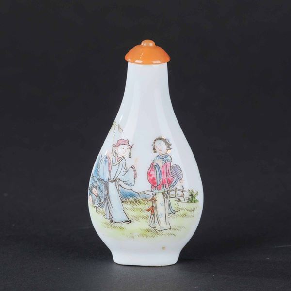 Snuff bottle in porcellana raffigurante scene di vita comune con giovani, Cina, Dinastia Qing, marca e del periodo Daoguang (1821-1850)