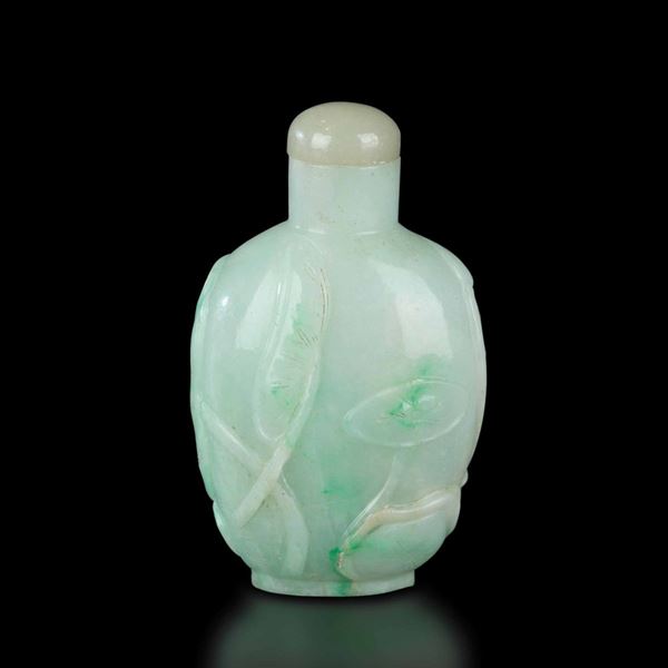 Snuff bottle scolpita in giadeite con sfumature verde mela e decori vegetali a rilievo, Cina, Dinastia Qing, XIX secolo