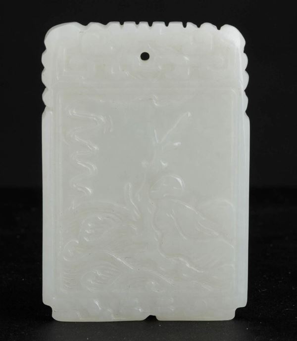 Piccolo pendente scolpito in giada bianca con soggetto naturalistico entro riserva e iscrizione al retro, Cina, Dinastia Qing, XIX secolo