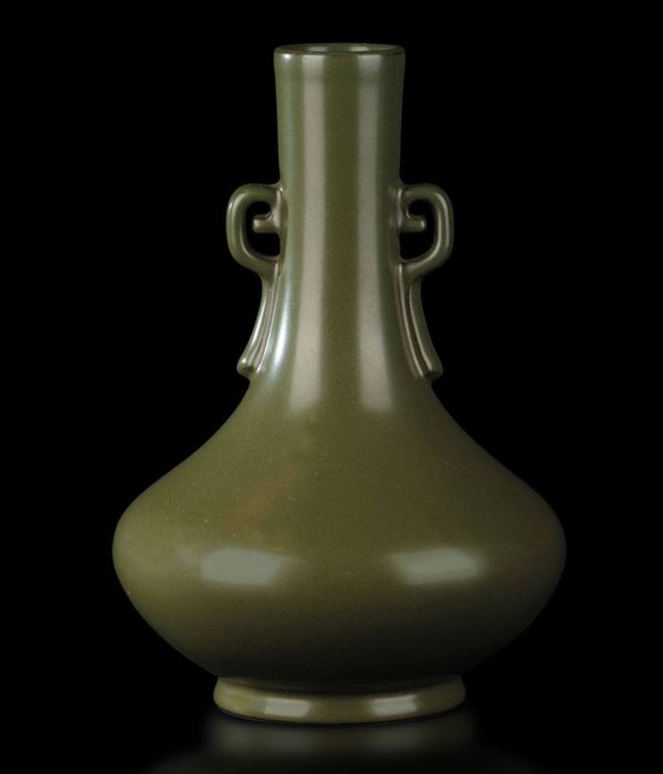 Vaso a bottiglia in porcellana monocroma color verde oliva con piccole anse sagomate, Cina, Dinastia Qing (1644-1912)