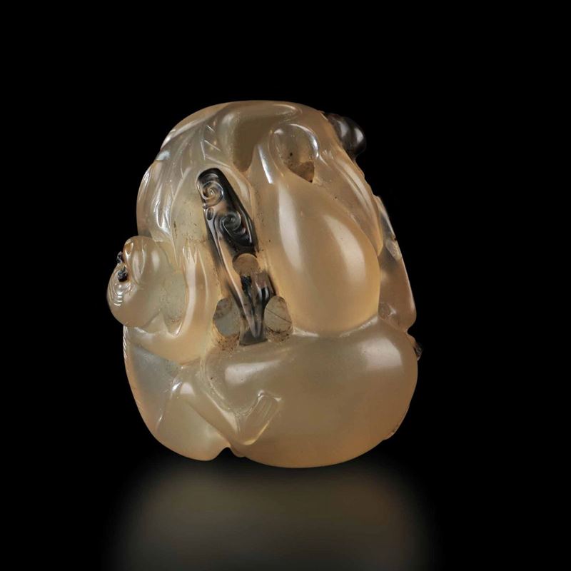 Raro pendente scolpito in agata muschiata a soggetto naturalistico, Cina, Dinastia Qing, epoca Qianlong (1736-1796)  - Asta Fine Chinese Works of Art - Cambi Casa d'Aste