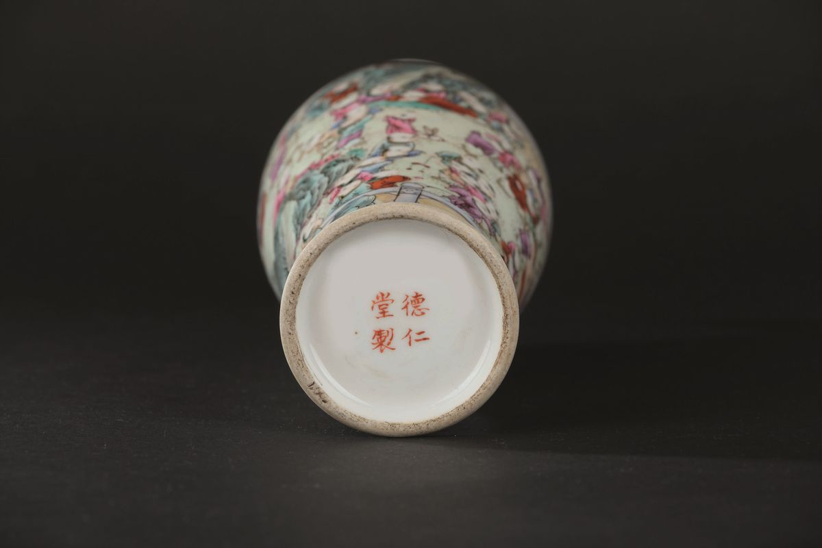 Vaso in Porcellana Raffigurante Scena di Vita Comune con Saggi e Fanciulli, Cina, Repubblica, XX ...