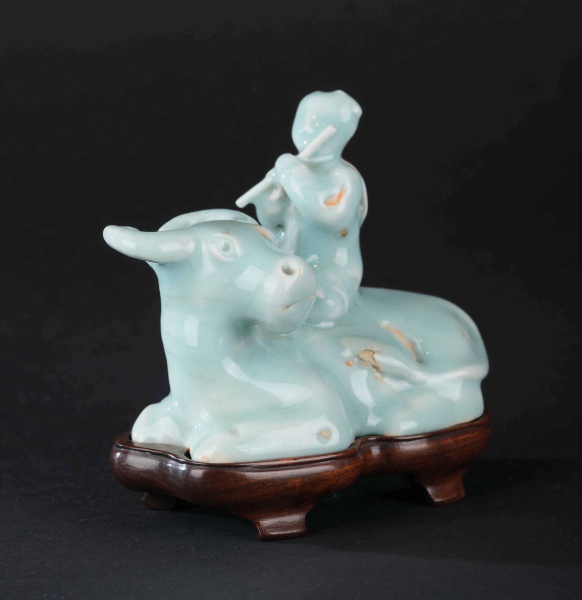 Gruppo in Porcellana Smaltata Color a Celadon Raffigurante Personaggio Seduto su Bue, Cina, Dinas...