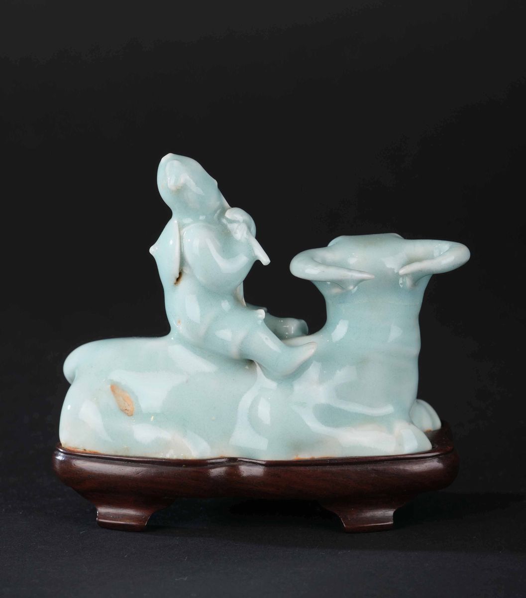 Gruppo in Porcellana Smaltata Color a Celadon Raffigurante Personaggio Seduto su Bue, Cina, Dinas...