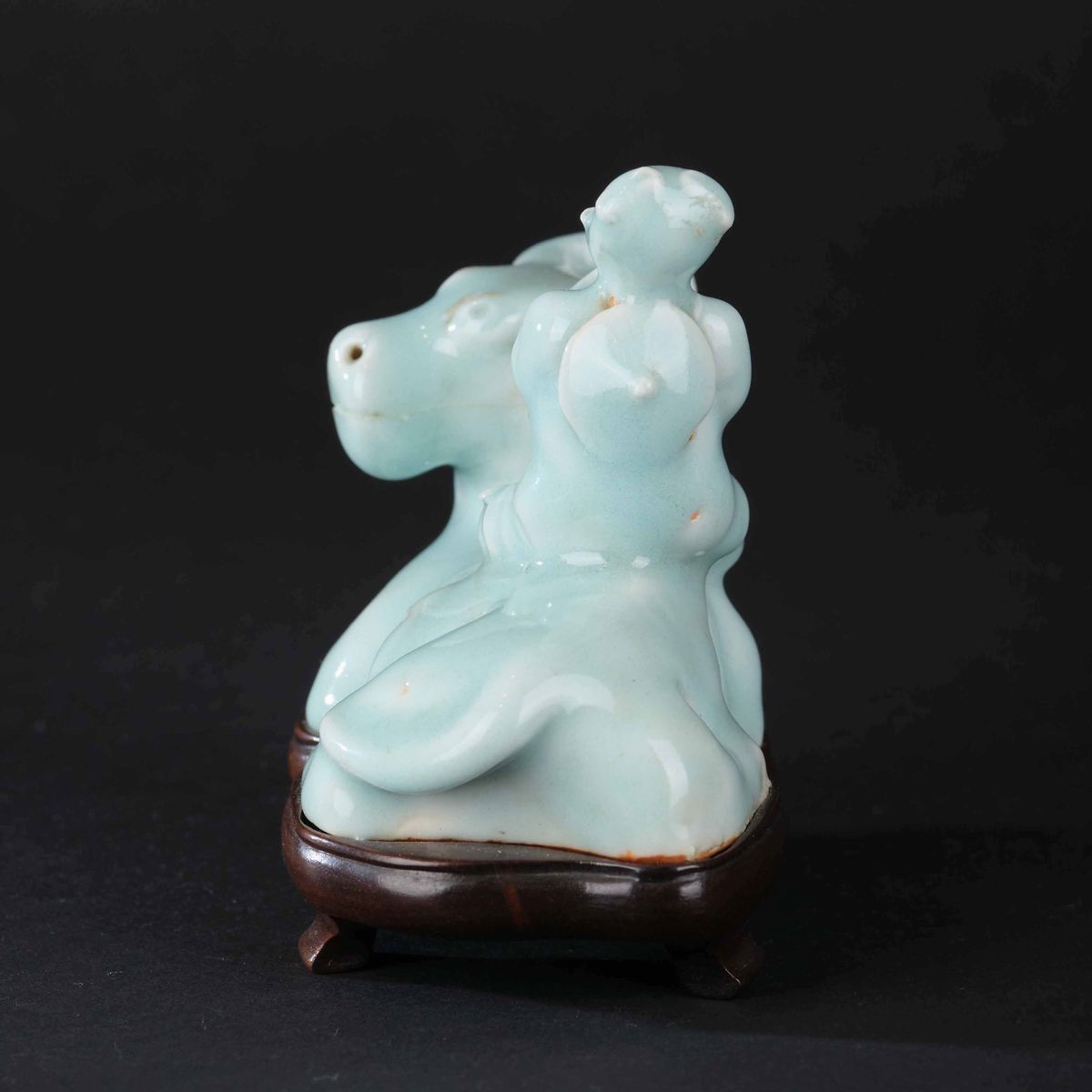 Gruppo in Porcellana Smaltata Color a Celadon Raffigurante Personaggio Seduto su Bue, Cina, Dinas...