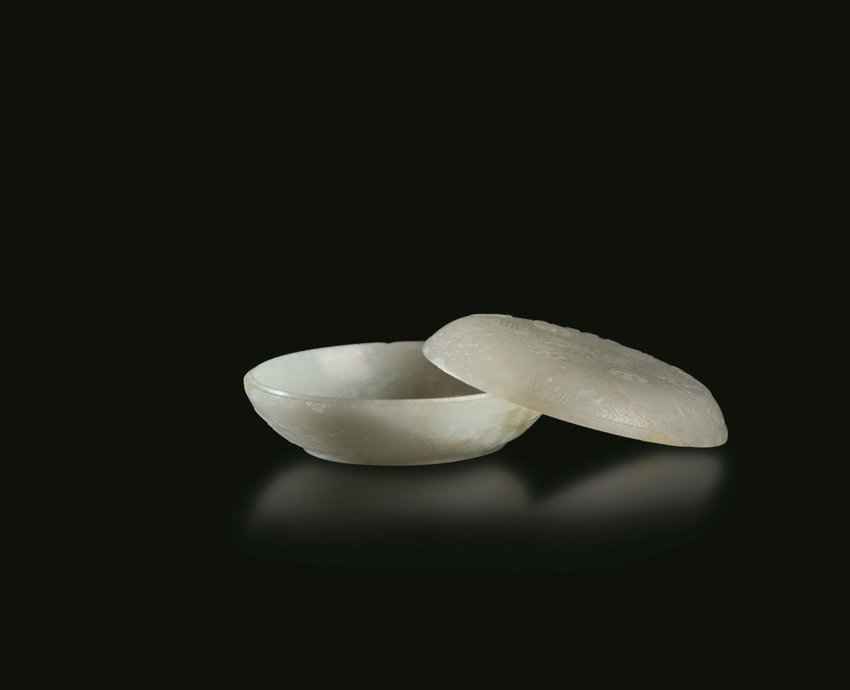 Scatola Circolare Finemente Scolpita in Giada Celadon con Decori Floreali e Simboli Taoisti a Ril...