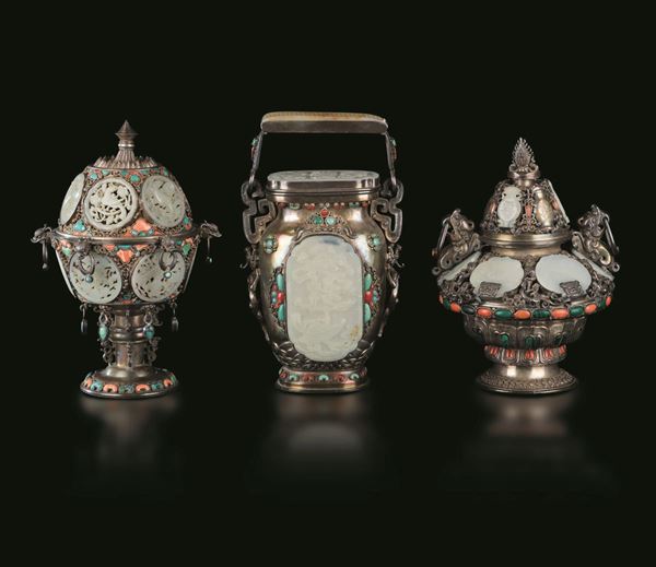 Lotto composto da tre contenitori in argento con placche in giada decorate a traforo e a rilievo e innesti  [..]