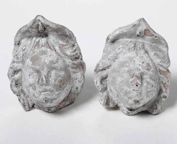 Coppia di teste di putti in terracotta. Plasticatore del XIX secolo