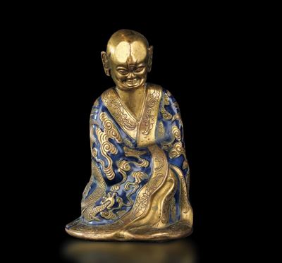 Figura di Saggio Seduto in Bronzo Dorato e Smalti, Cina, Dinastia Qing, Epoca Qianlong (1736-1796...