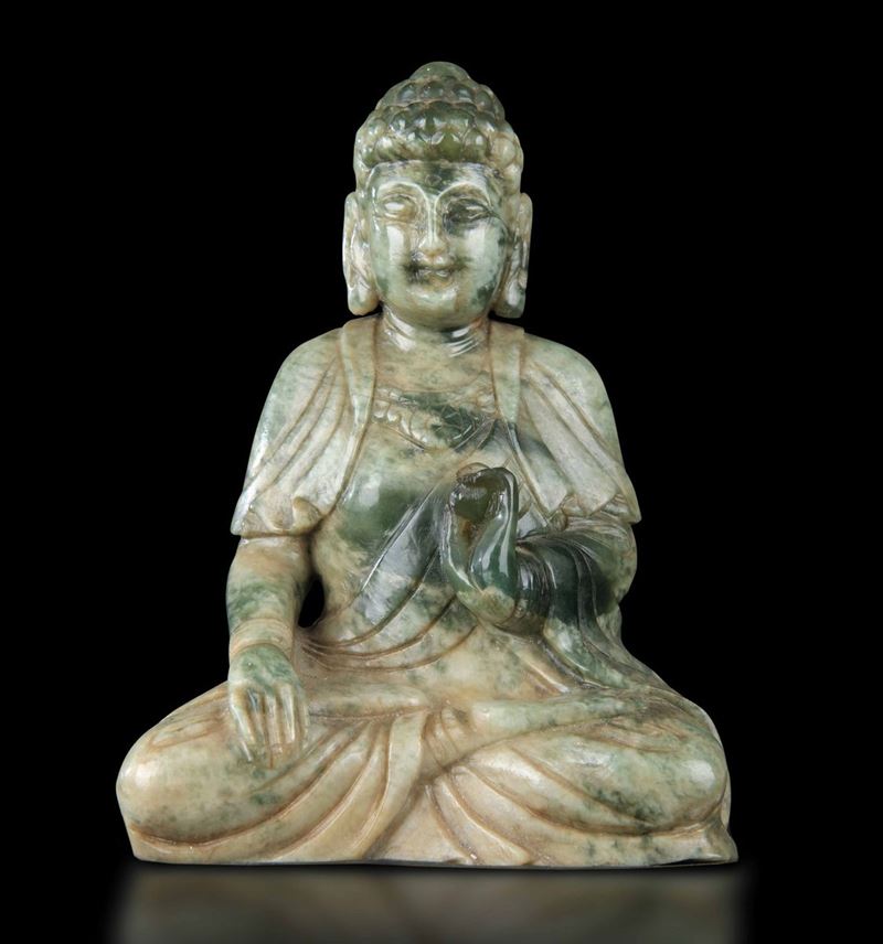 Figura di Buddha Sakyamuni scolpita in giadeite, Cina, 1950 ca.  - Asta Fine Chinese Works of Art - Cambi Casa d'Aste