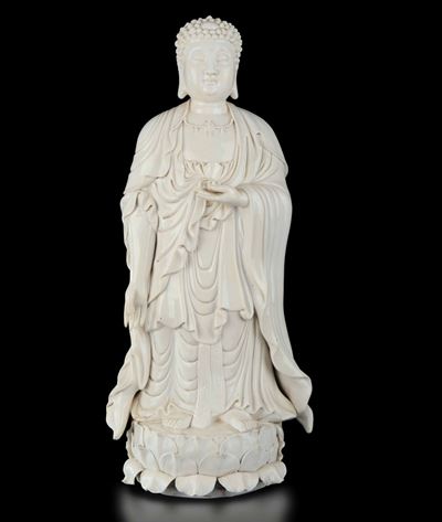Figura di Buddha Stante su Fiore di Loto in Porcellana Blac De Chine, Cina, Repubblica, XX Secolo