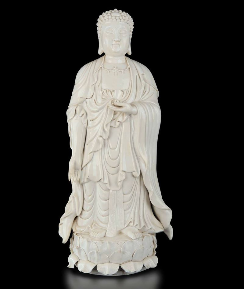 Figura di Buddha stante su fiore di loto in porcellana Blac de Chine, Cina, Repubblica, XX secolo  - Asta Fine Chinese Works of Art - Cambi Casa d'Aste