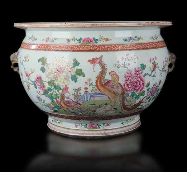 Cachepot in porcellana nei colori della Famiglia Rosa con mascheroni, decori floreali e fenici entro paesaggio, Cina, Dinastia Qing, epoca Yongzheng (1723-1735)